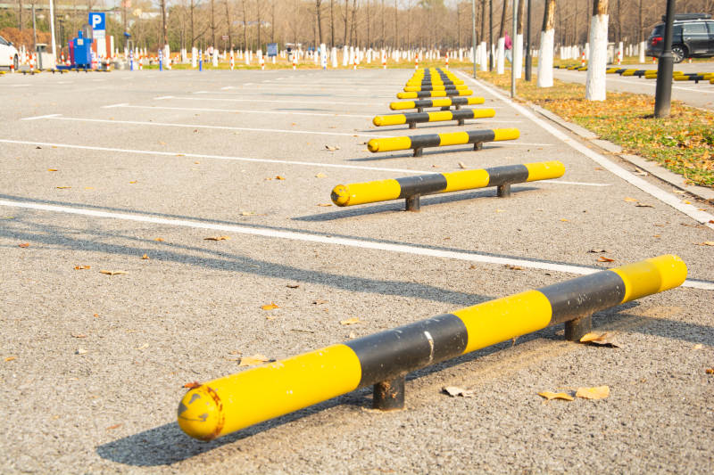 黄色停车挡杆排列图片