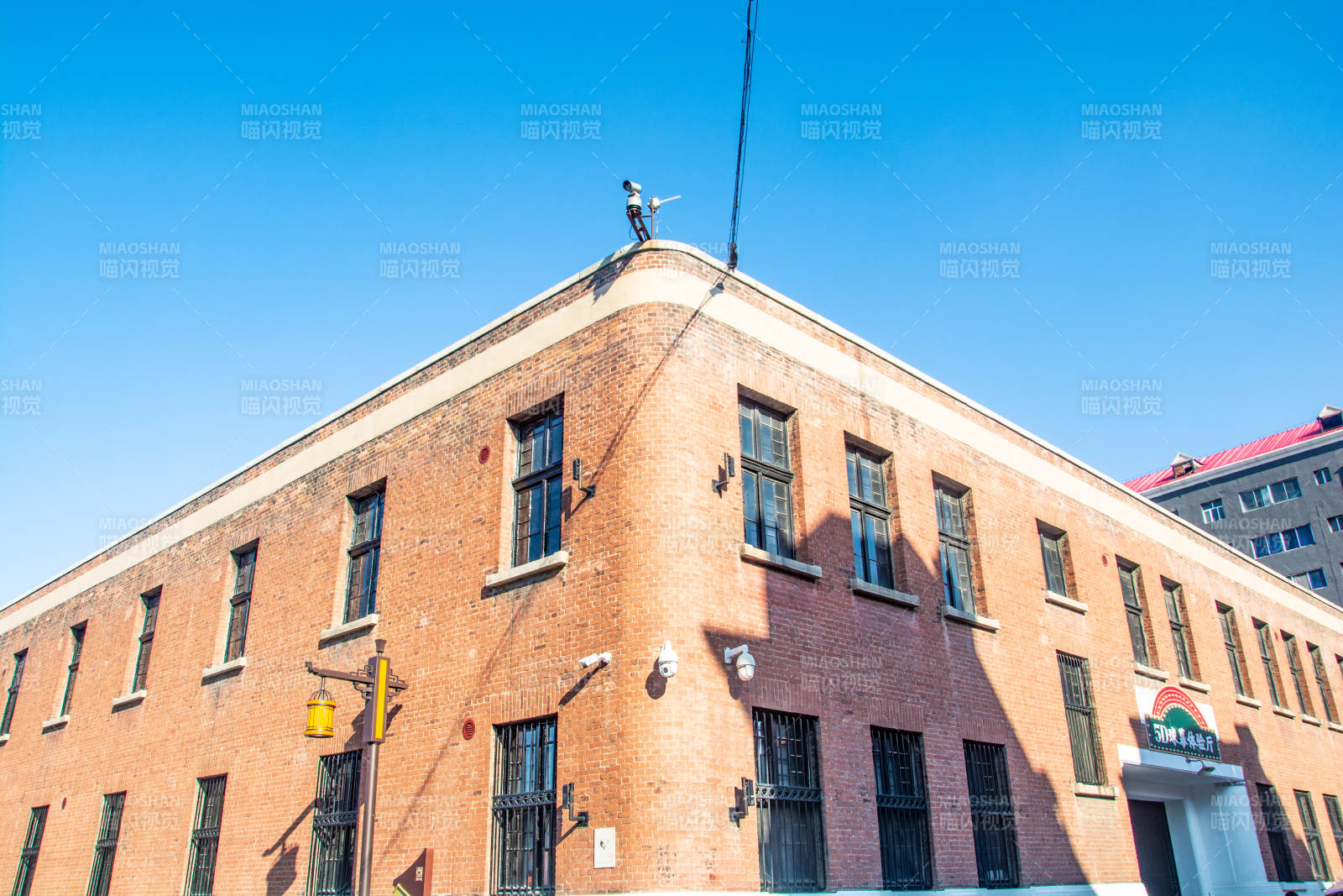 红砖历史建筑角落景象图片