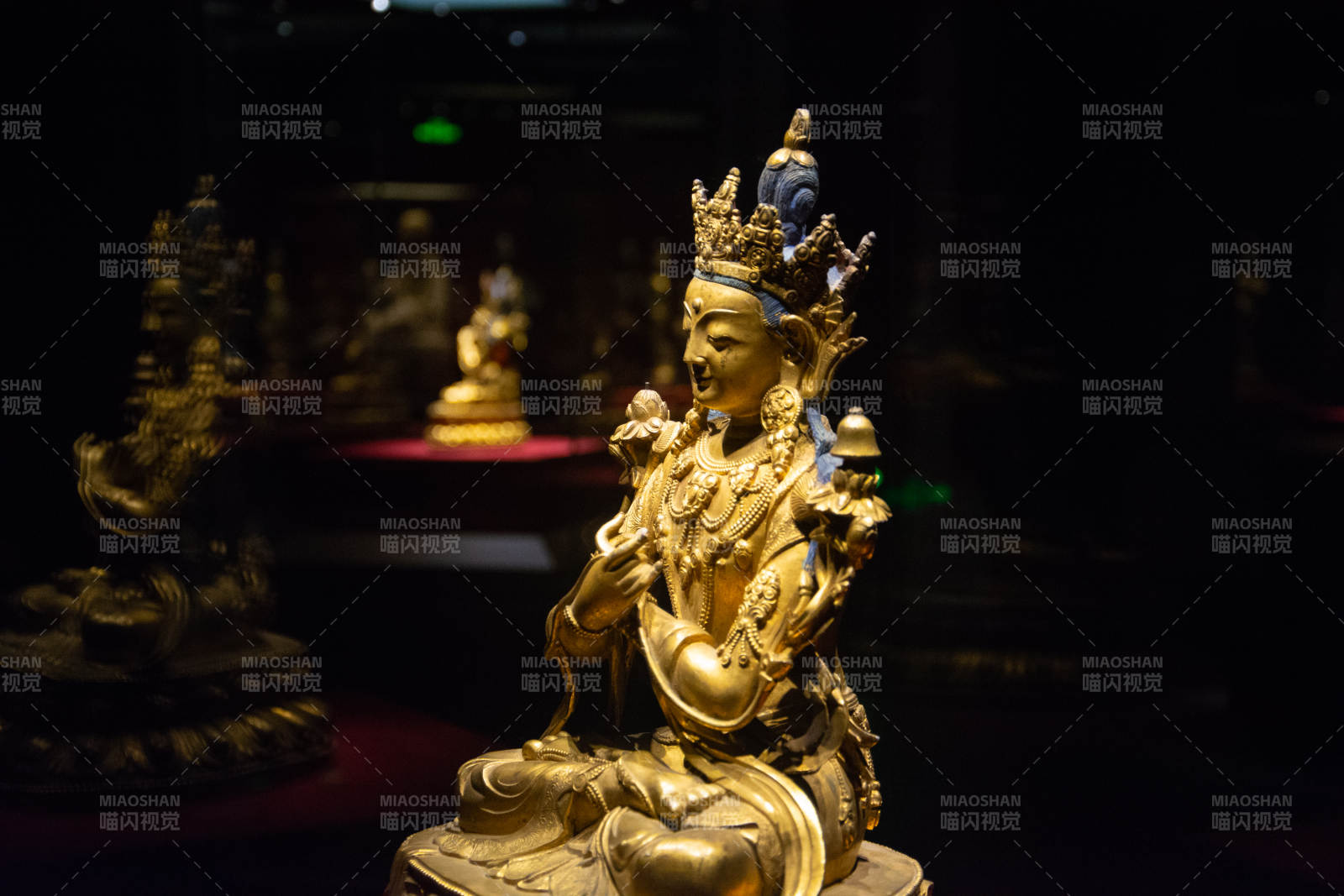 金佛静坐 庄严神圣图片