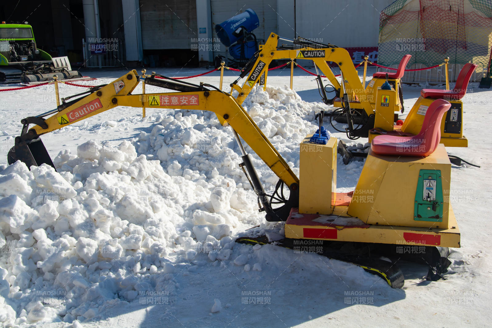 游乐场雪地挖掘机作业图片