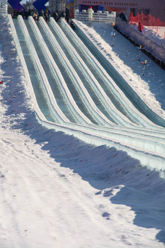 雪道滑梯赛道图片