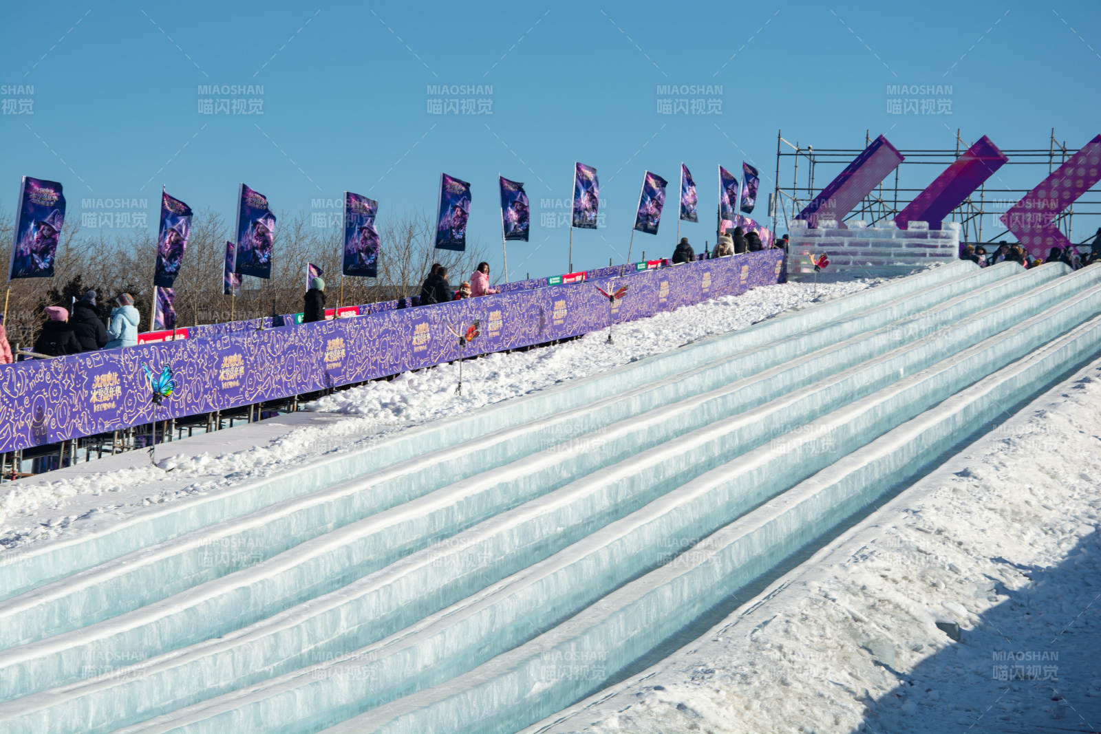 冬天雪道滑行比赛现场图片