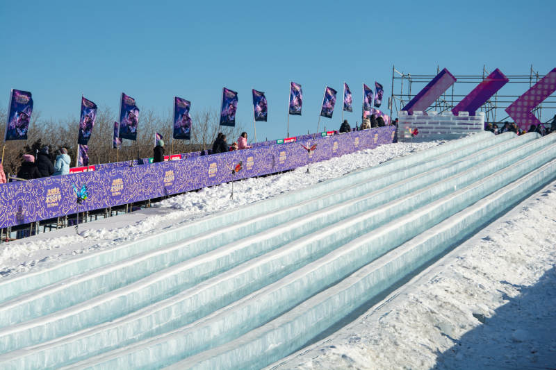 雪道滑行比赛现场图片