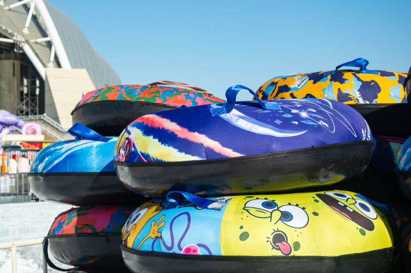 彩色滑雪圈堆叠图片