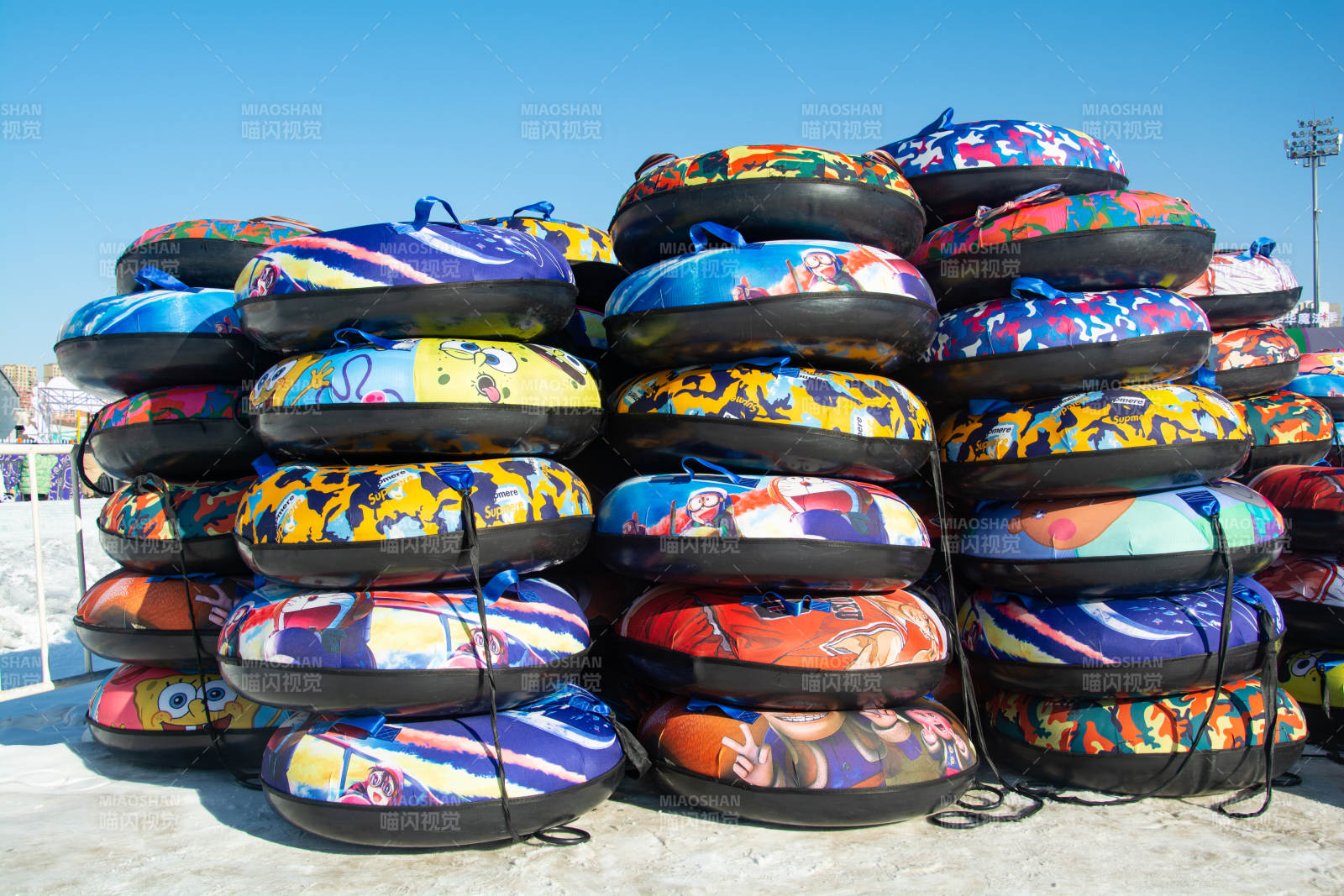 彩色滑雪圈堆叠图片