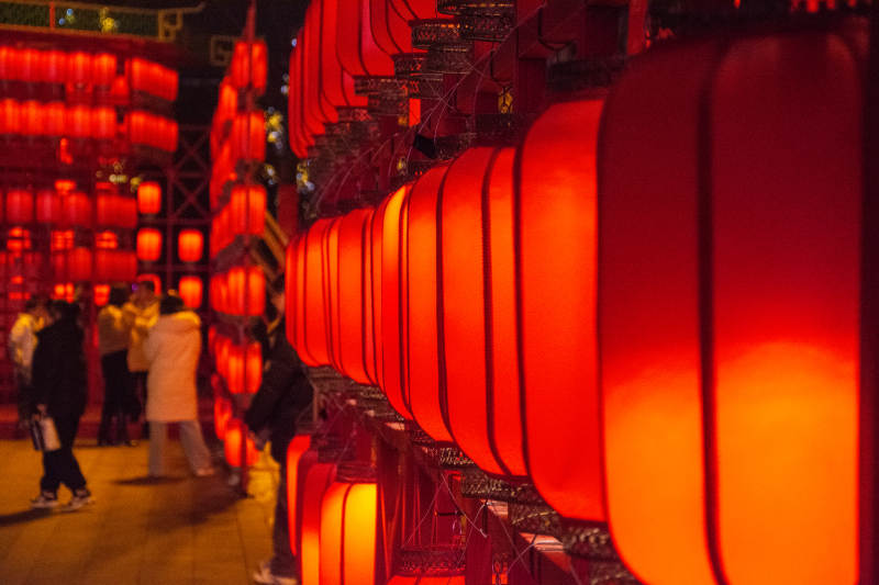 红灯笼映夜景图片