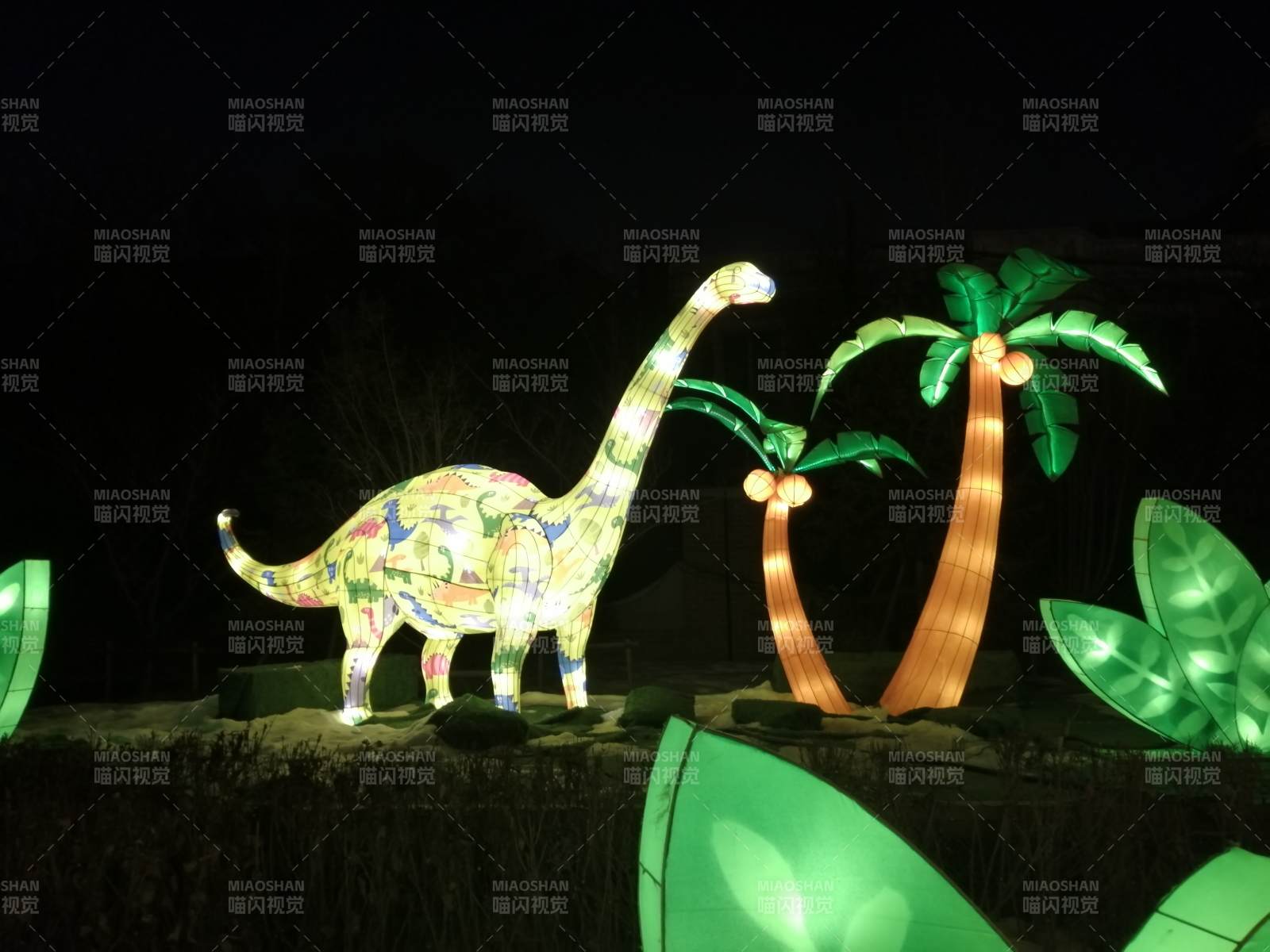 夜光恐龙与棕榈树图片