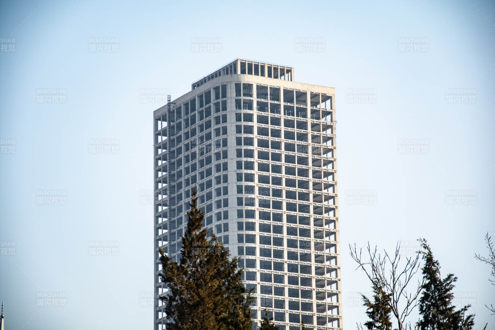 高楼耸立 蓝天映衬图片