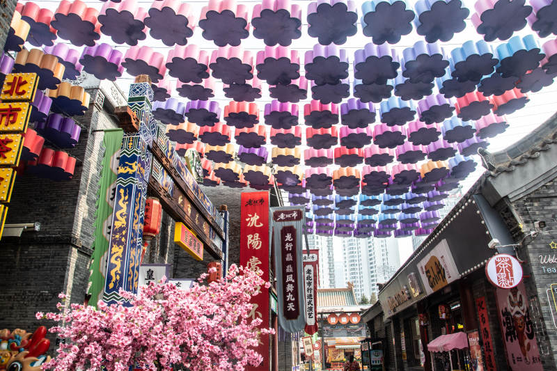 花街彩灯迎春图片