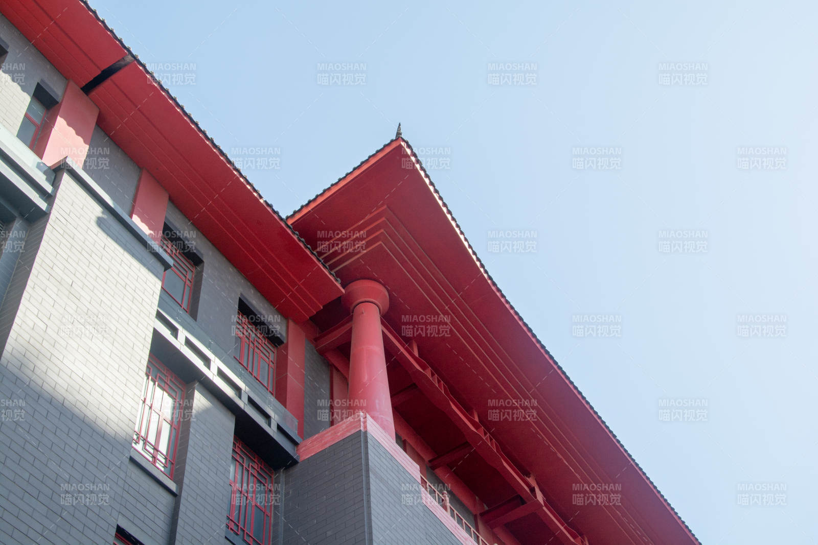 红顶建筑仰拍图片