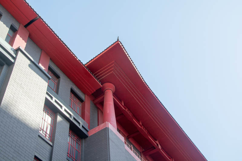 红顶建筑仰拍图片