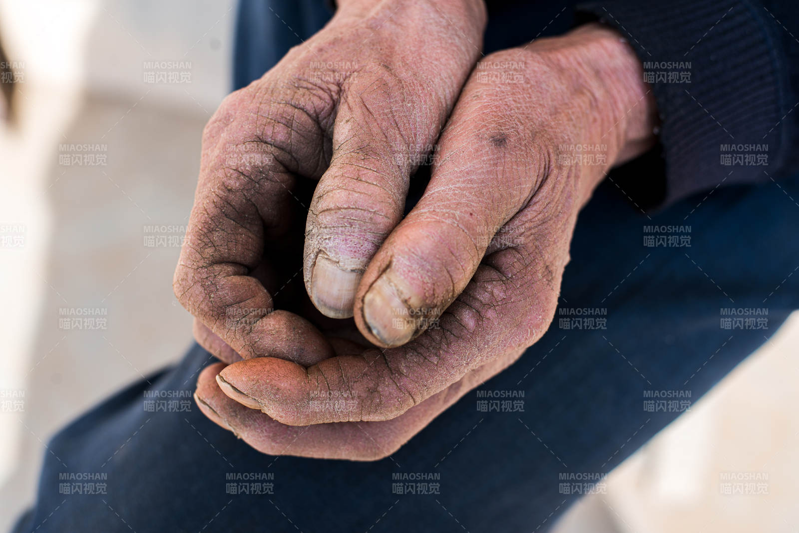 沧桑双手图片
