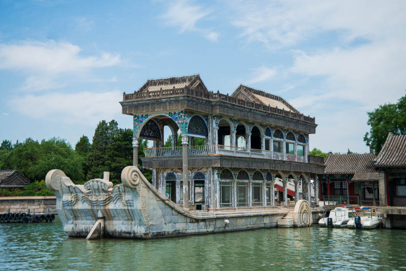 石舫静泊湖中图片