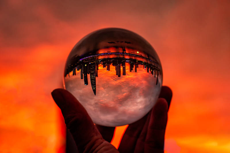 水晶球中的城市倒影图片