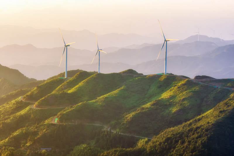 河源野猪嶂山巅风车迎晨光图片
