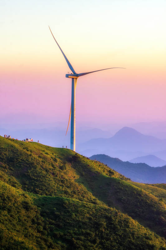 河源野猪嶂山巅风车暮色美图片