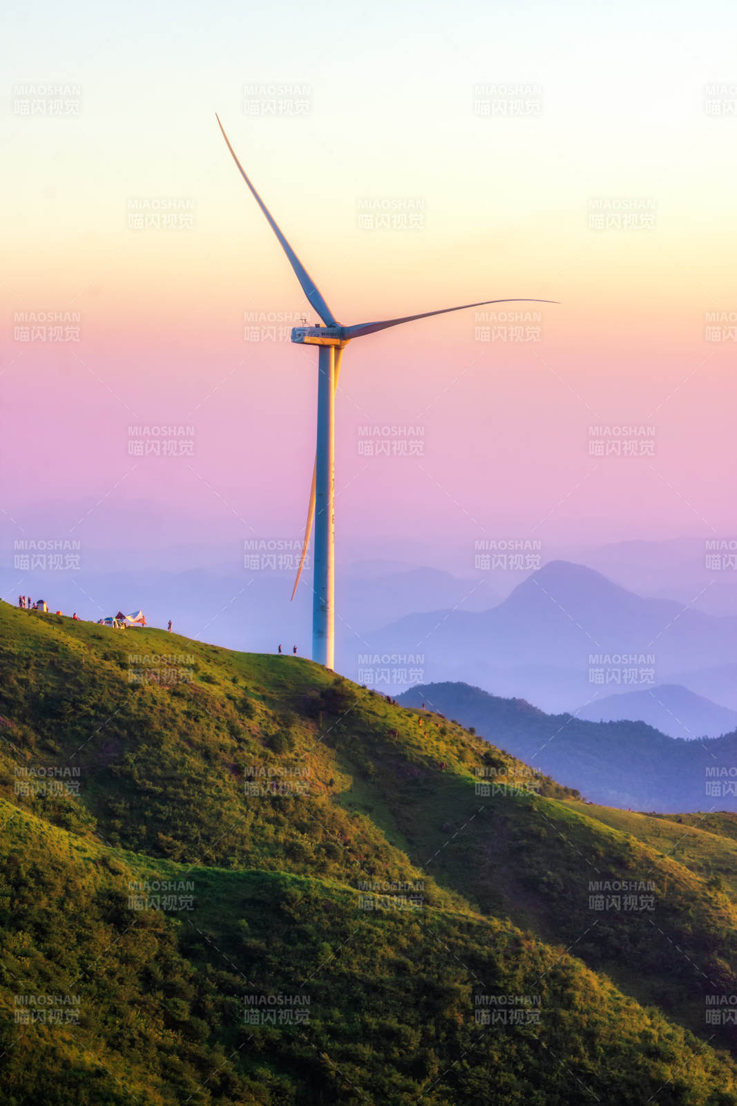 河源野猪嶂山巅风车暮色美图片
