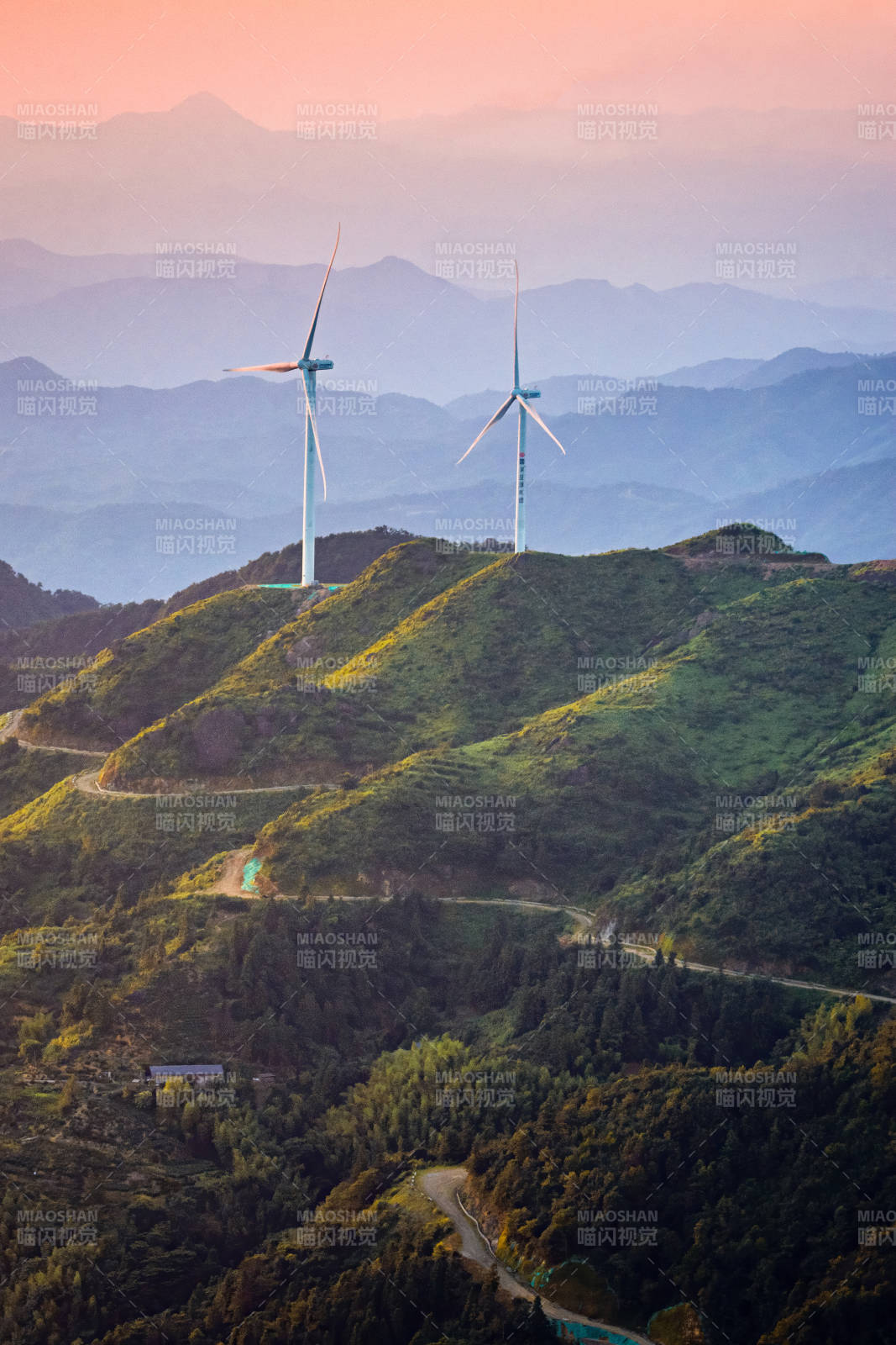 河源野猪嶂山巅风车迎晨曦图片