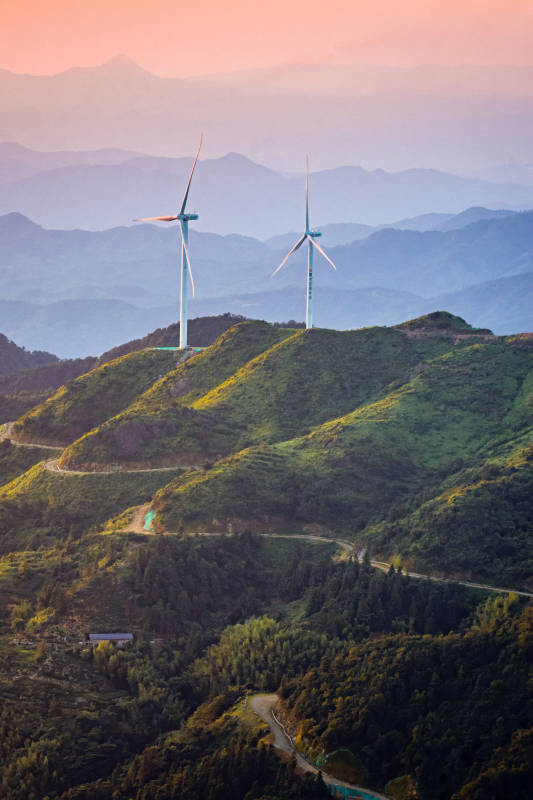 河源野猪嶂山巅风车迎晨曦图片