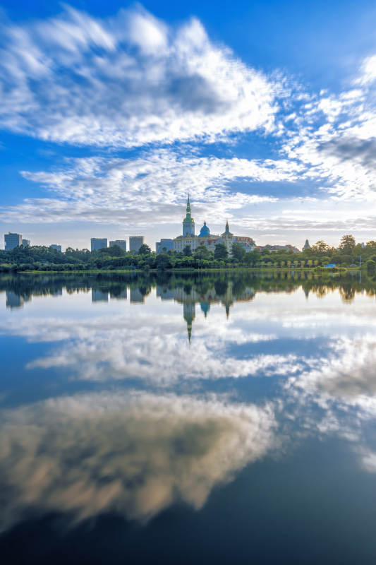 蓝天白云下东莞松山湖欧式建筑倒影风光图片