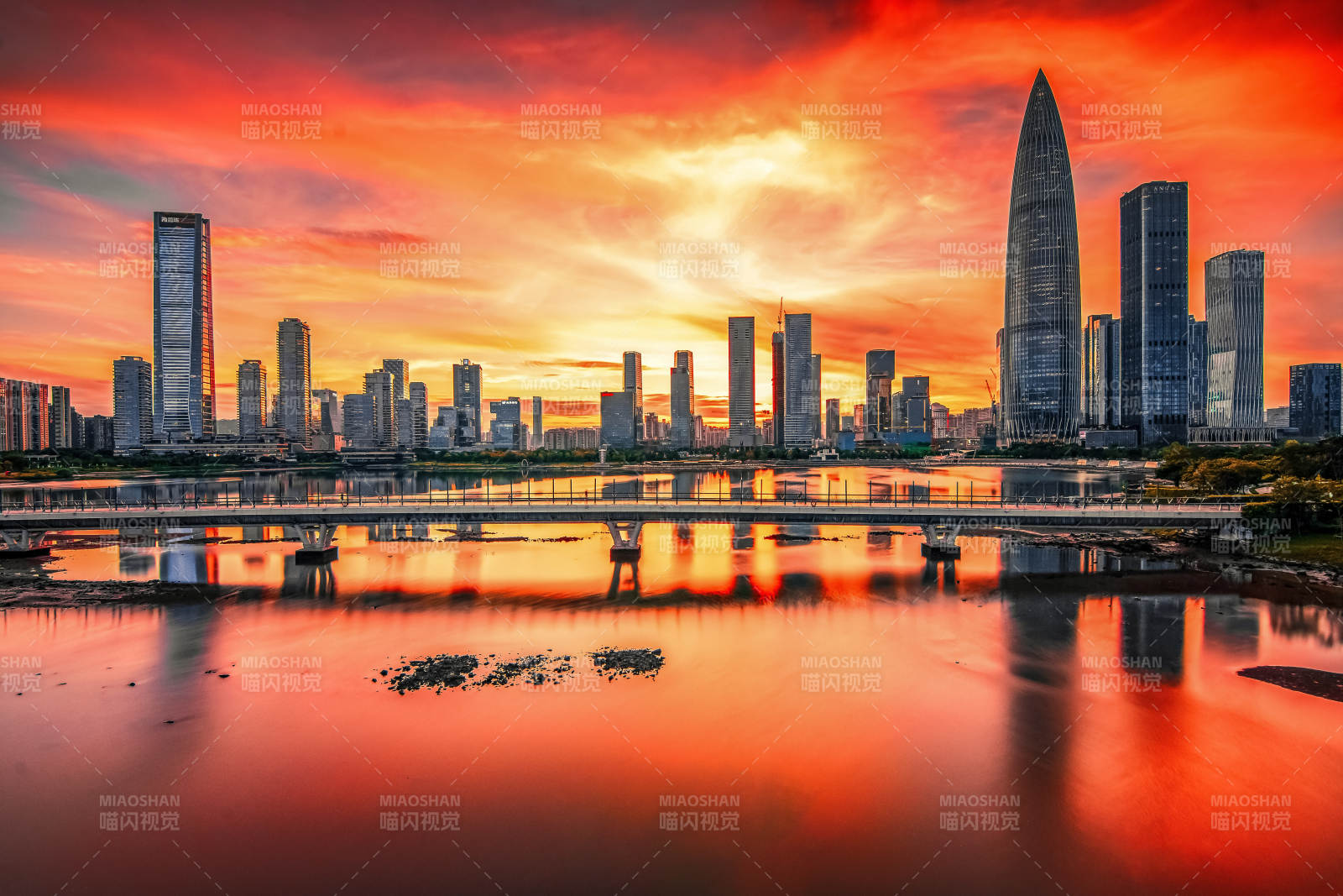 深圳南山城市日落晚霞倒影风光图片