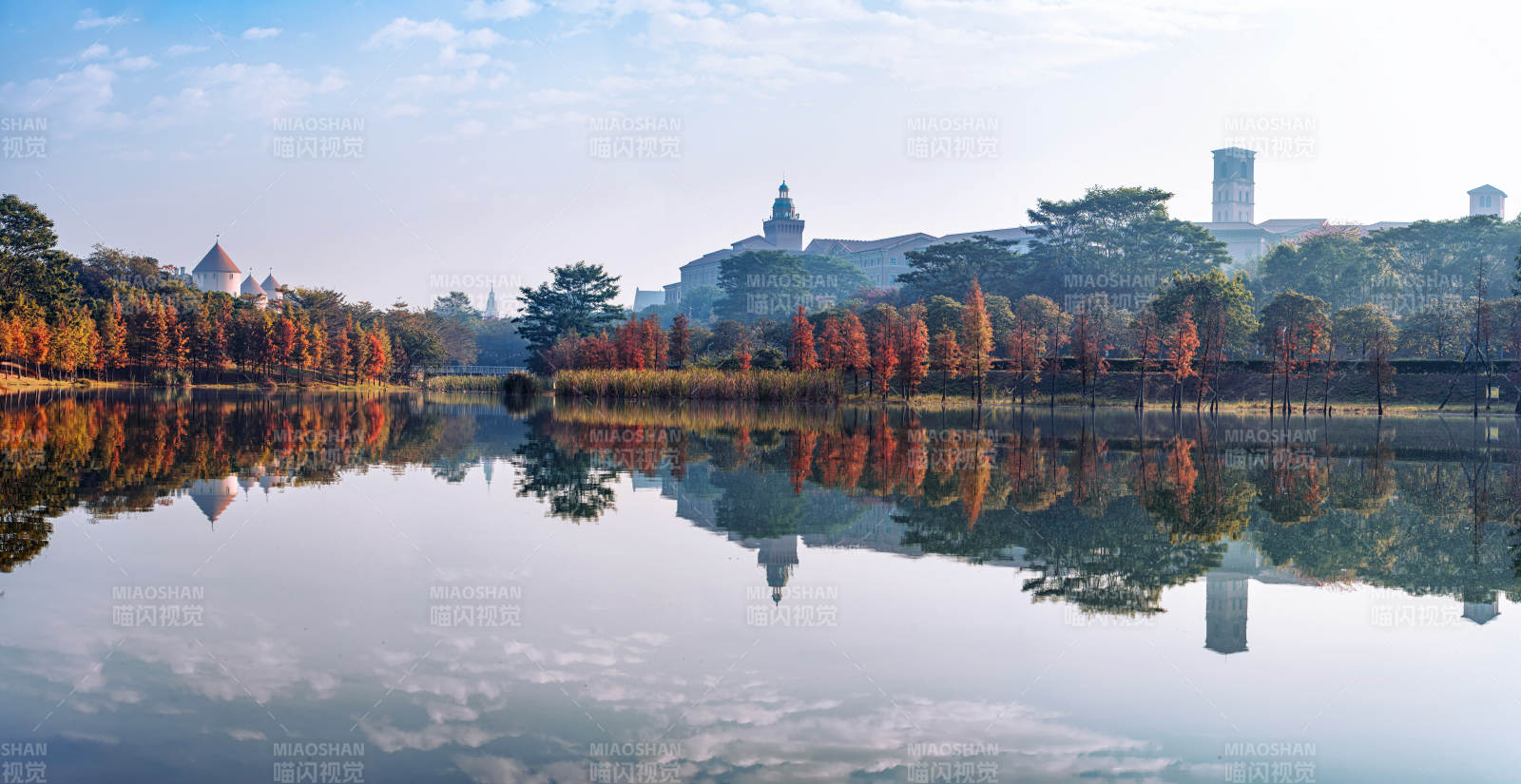 秋天欧式建筑群倒影静谧美风光图片