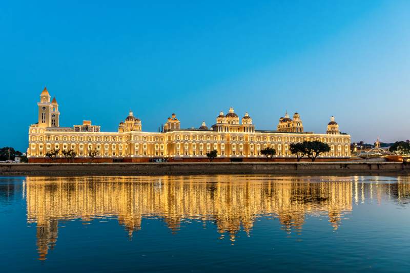 宫殿倒影湖面图片