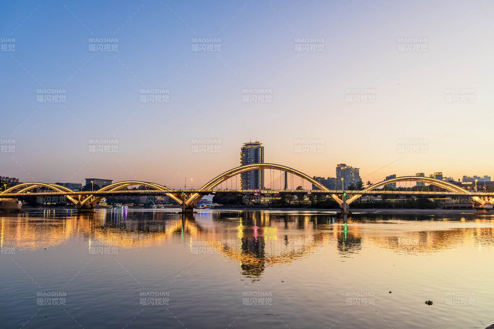 黄昏桥影映水图片