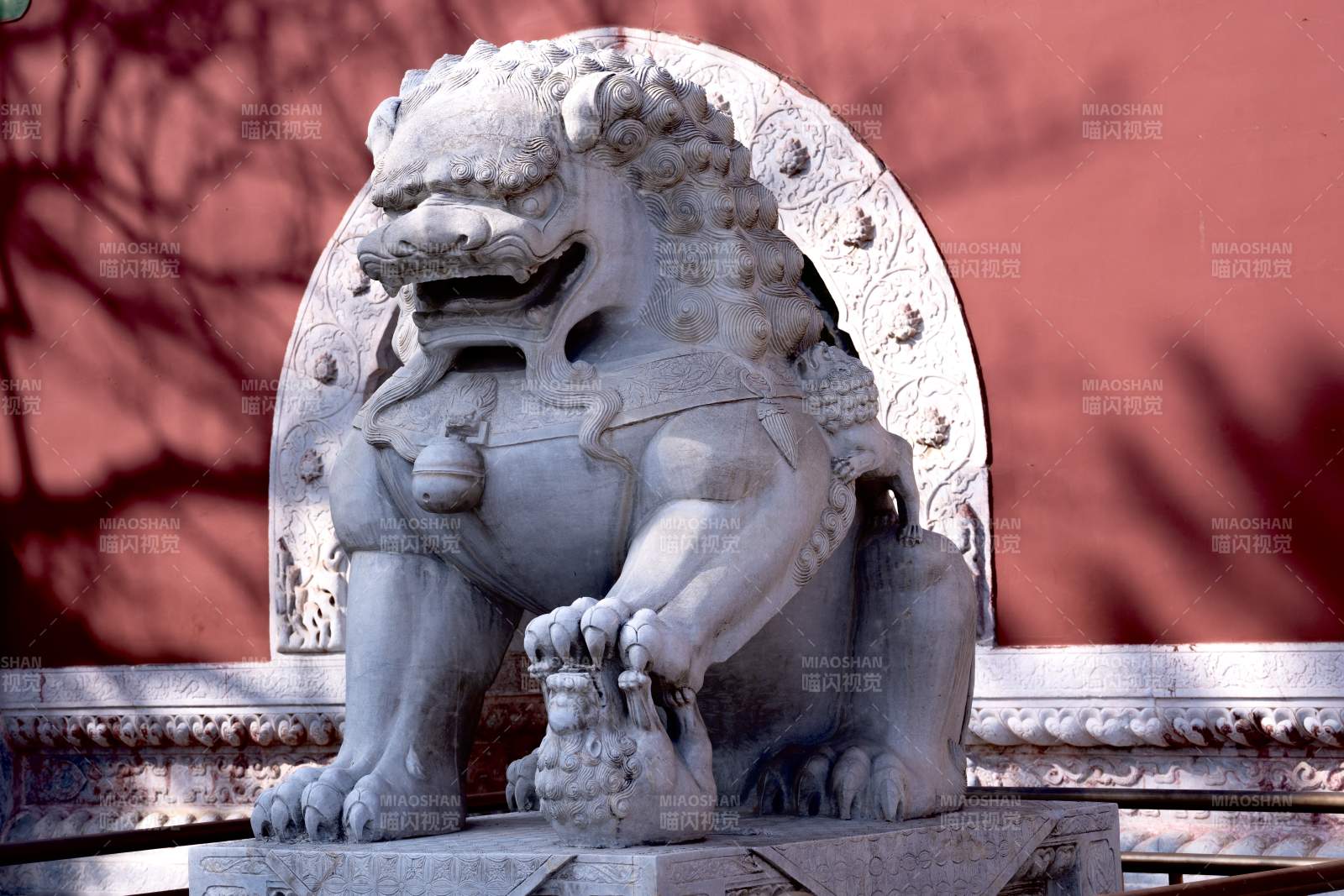 石狮守门 威严庄重图片