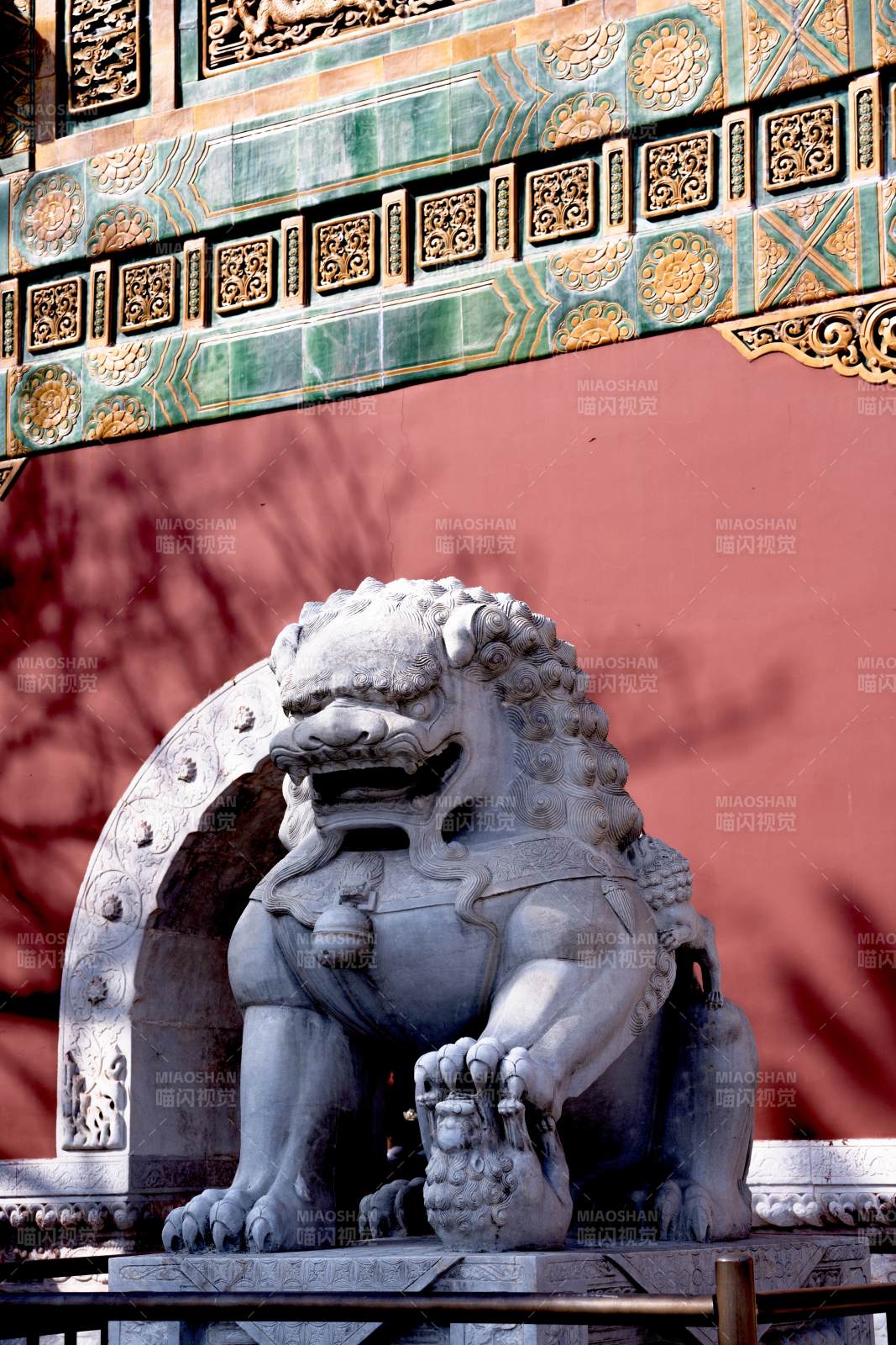 石狮守门 威严庄重图片