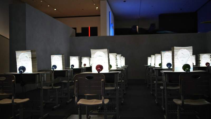 静谧展厅中的光影艺术图片