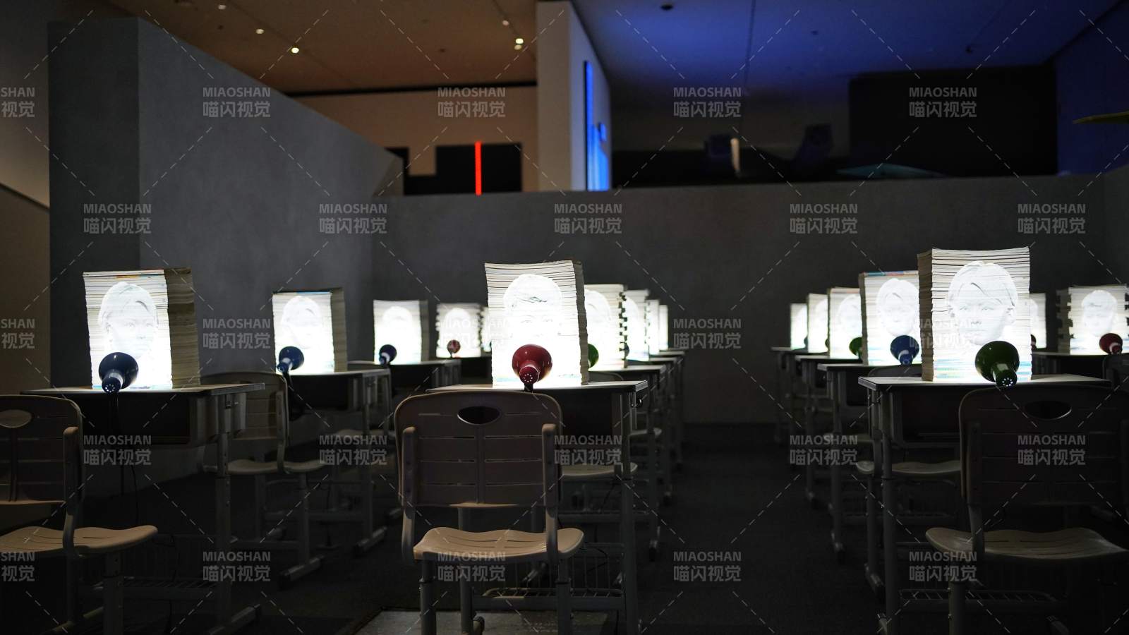 静谧展厅中的光影艺术图片