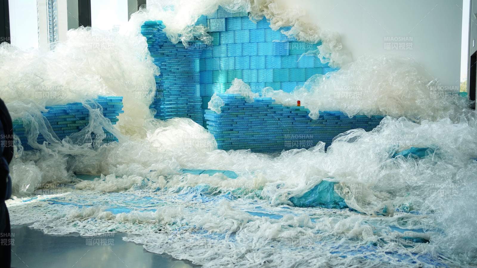 蓝色云海艺术装置图片