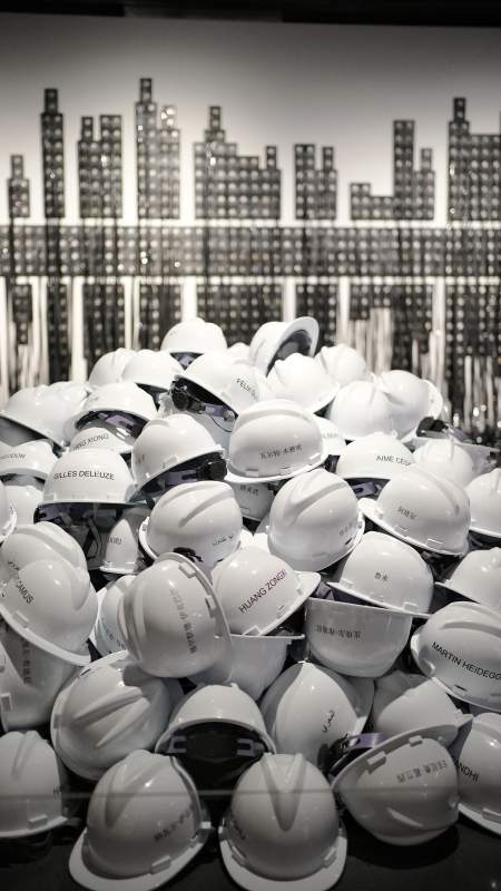 安全帽堆叠艺术图片