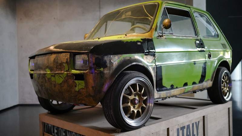 锈迹斑斑的绿色老车图片