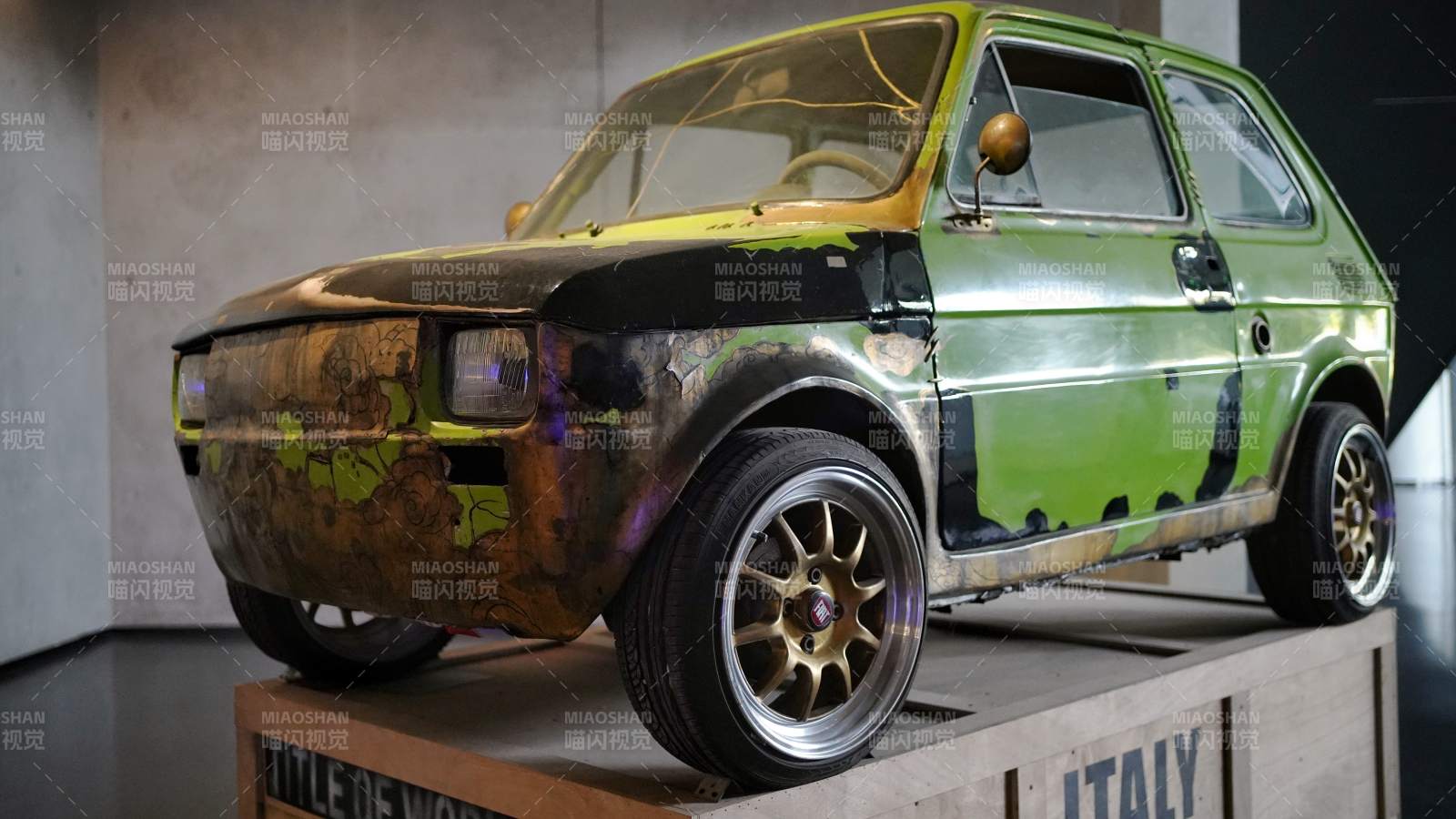 锈迹斑斑的绿色老车图片