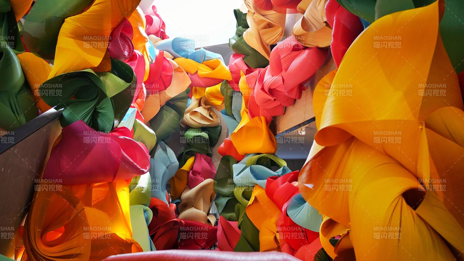 色彩斑斓的布艺花图片