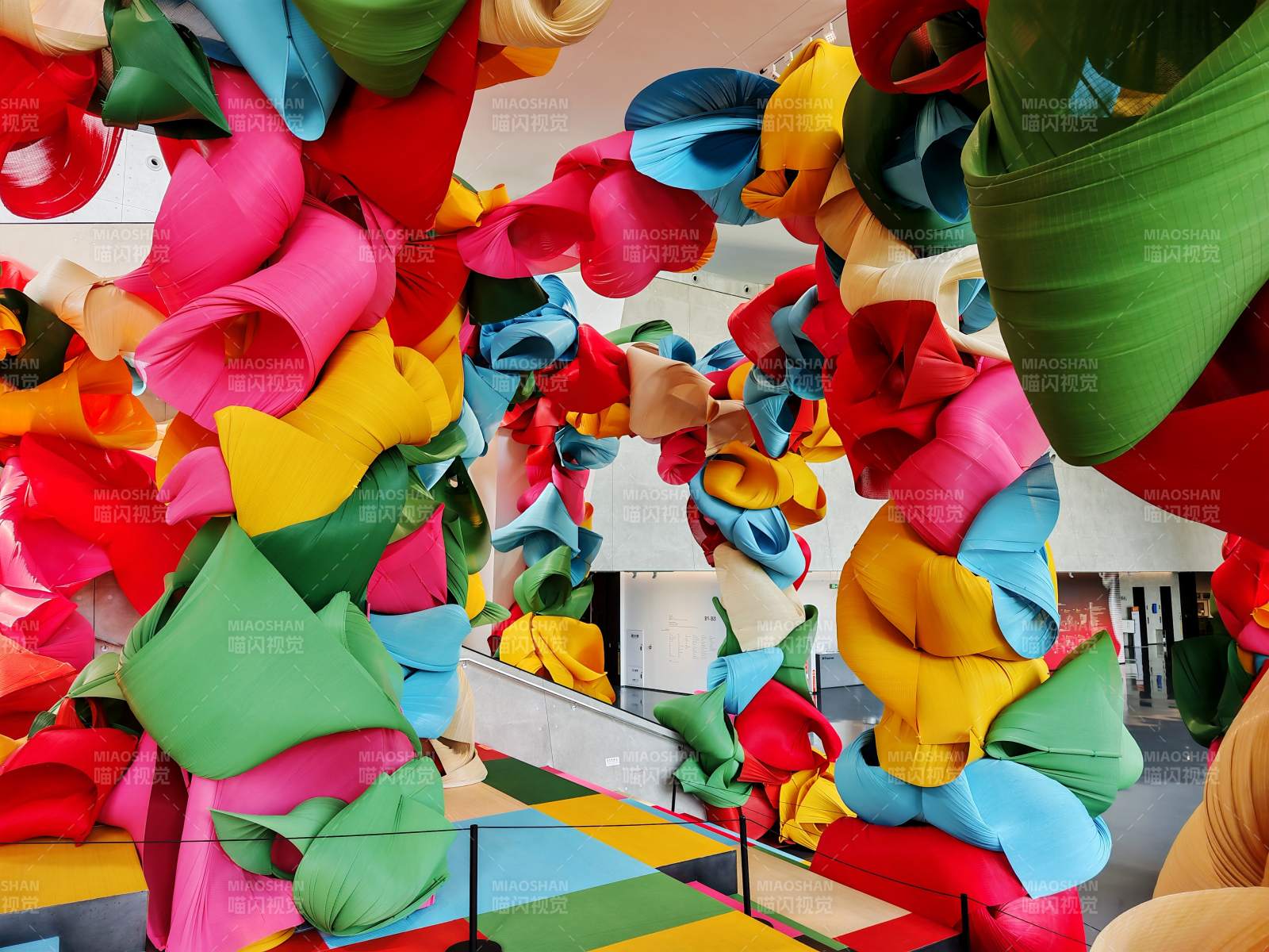 彩色纸花艺术装置图片