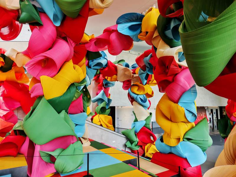 彩色纸花艺术装置图片
