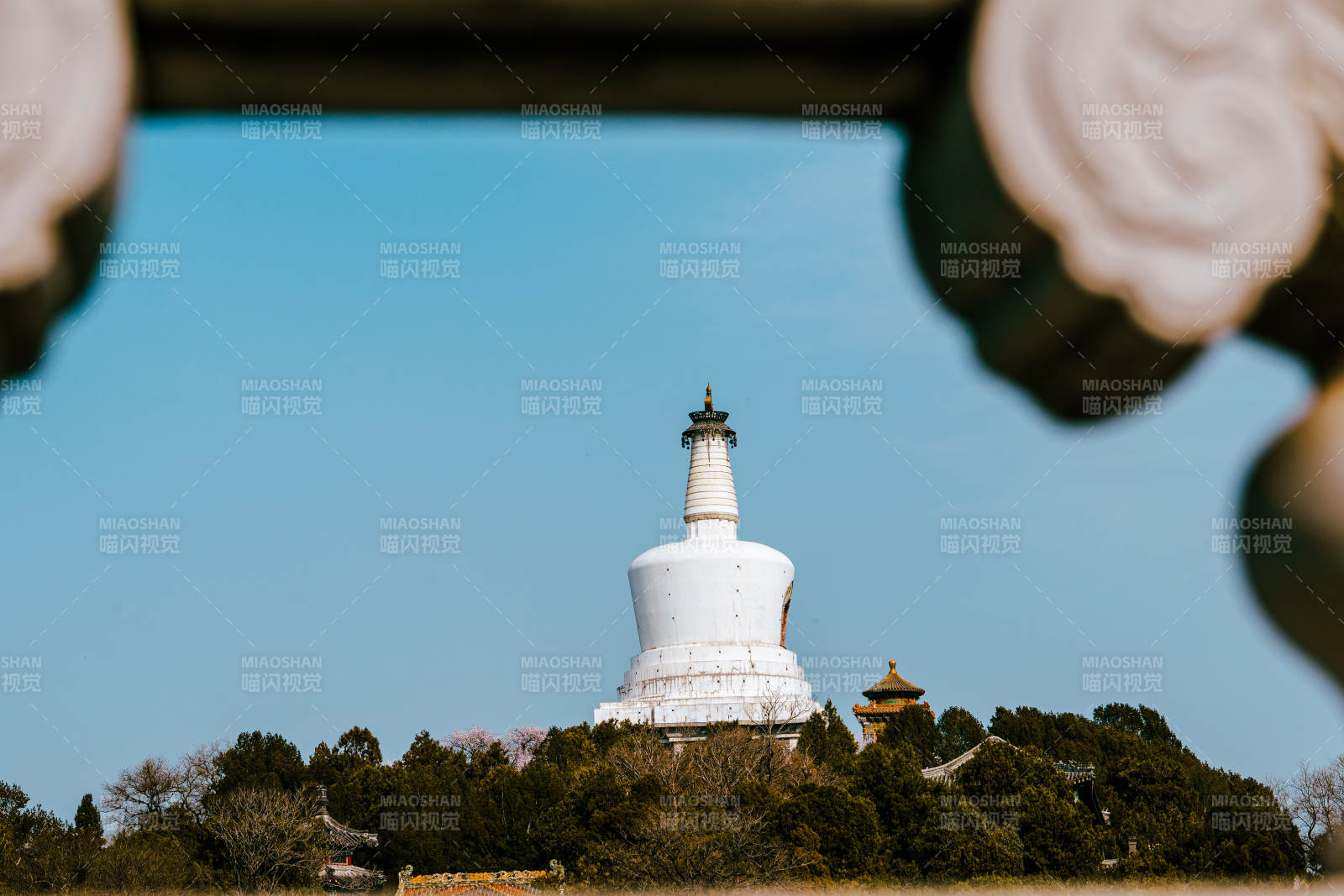 白塔映蓝天图片