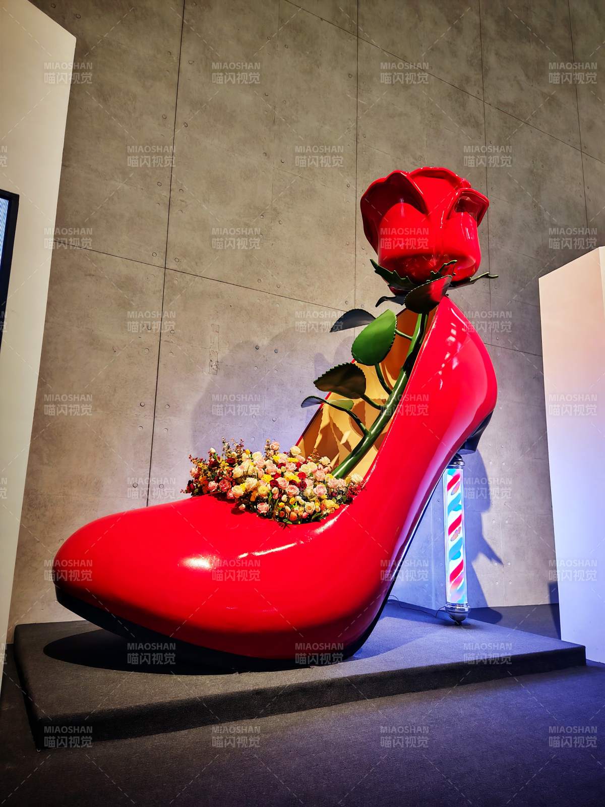 红鞋上的玫瑰图片