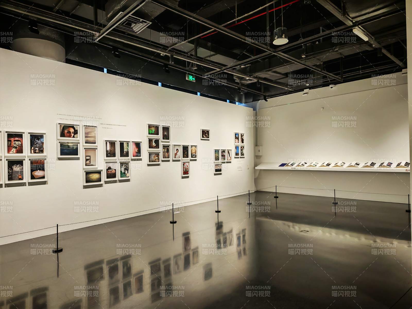 艺术展厅光影交错图片