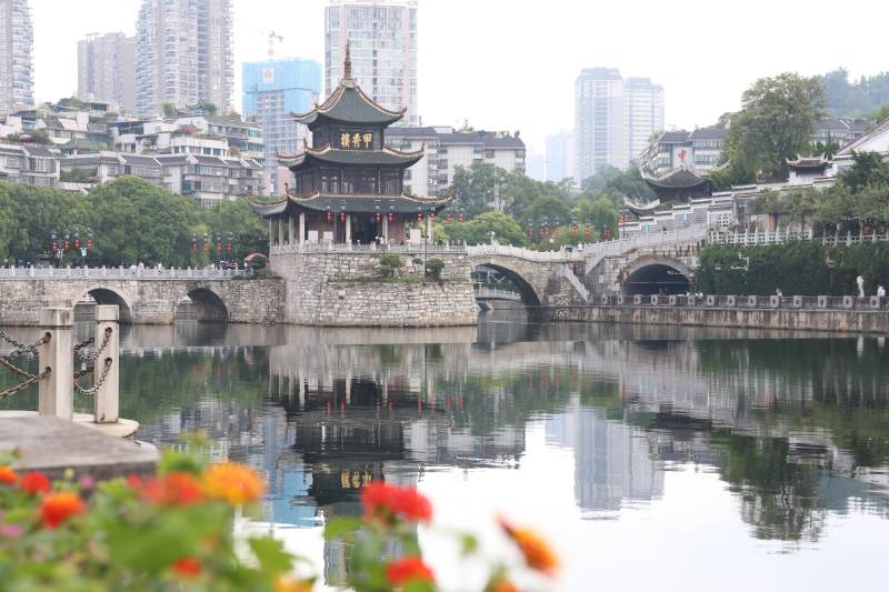 古桥映水城景图片