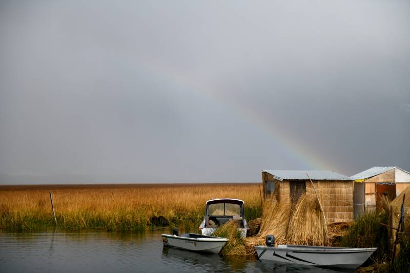 湖畔小屋与彩虹图片