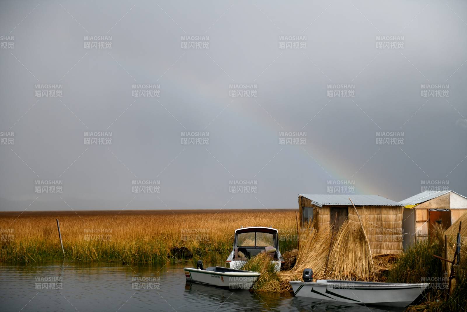湖畔小屋与彩虹图片
