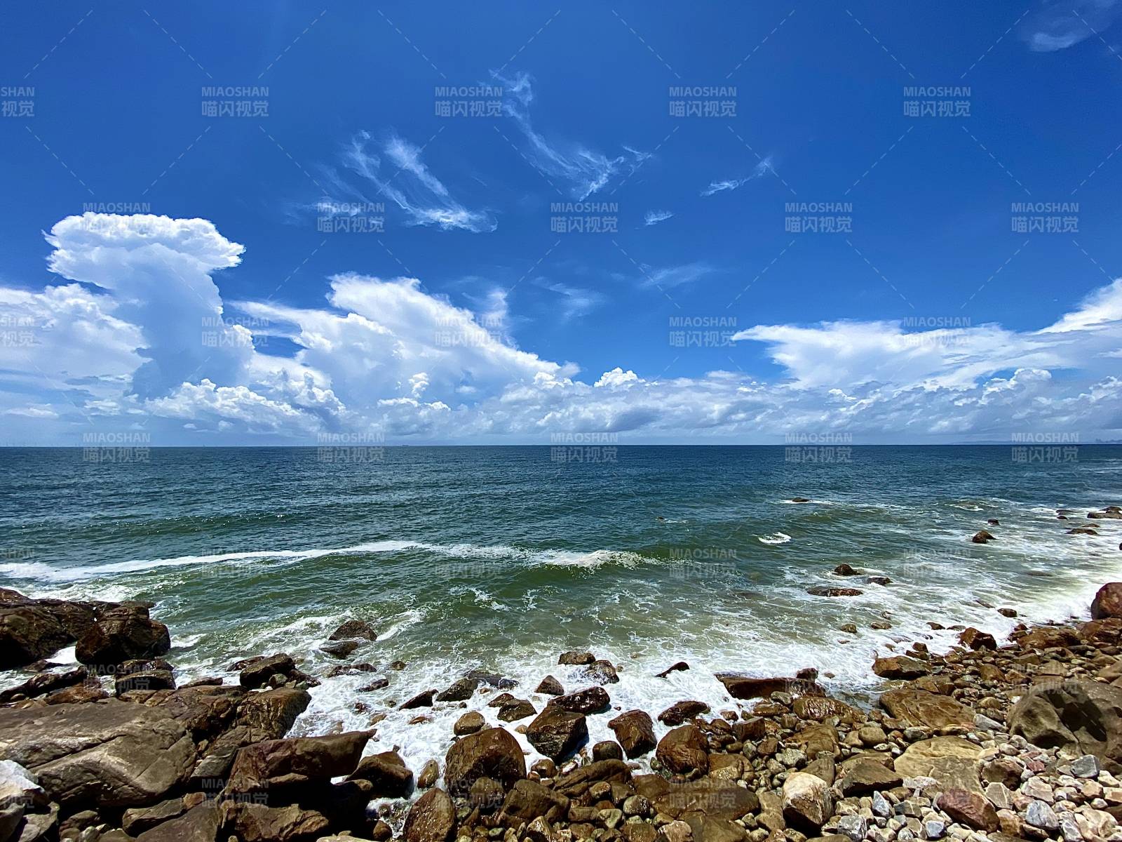 碧海蓝天 浪拍石岸图片