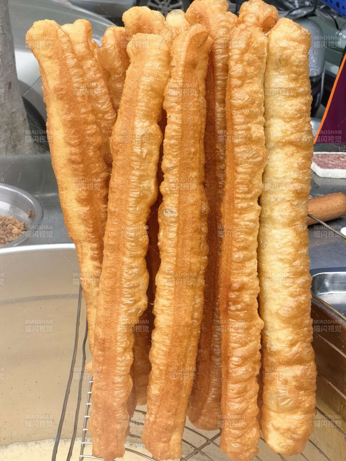 金黄油条 酥脆可口图片