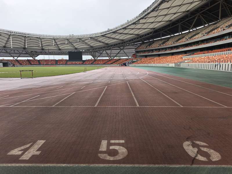 空旷的体育场跑道图片