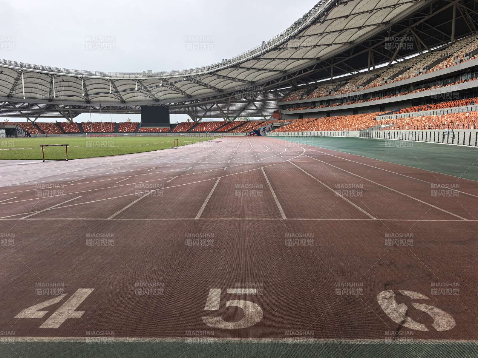 空旷的体育场跑道图片