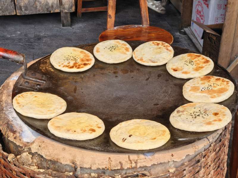 烤饼炉上金黄诱人图片